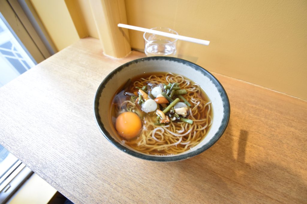 軽井沢駅立ち食いそばおぎのやの山菜そば（玉子トッピング）