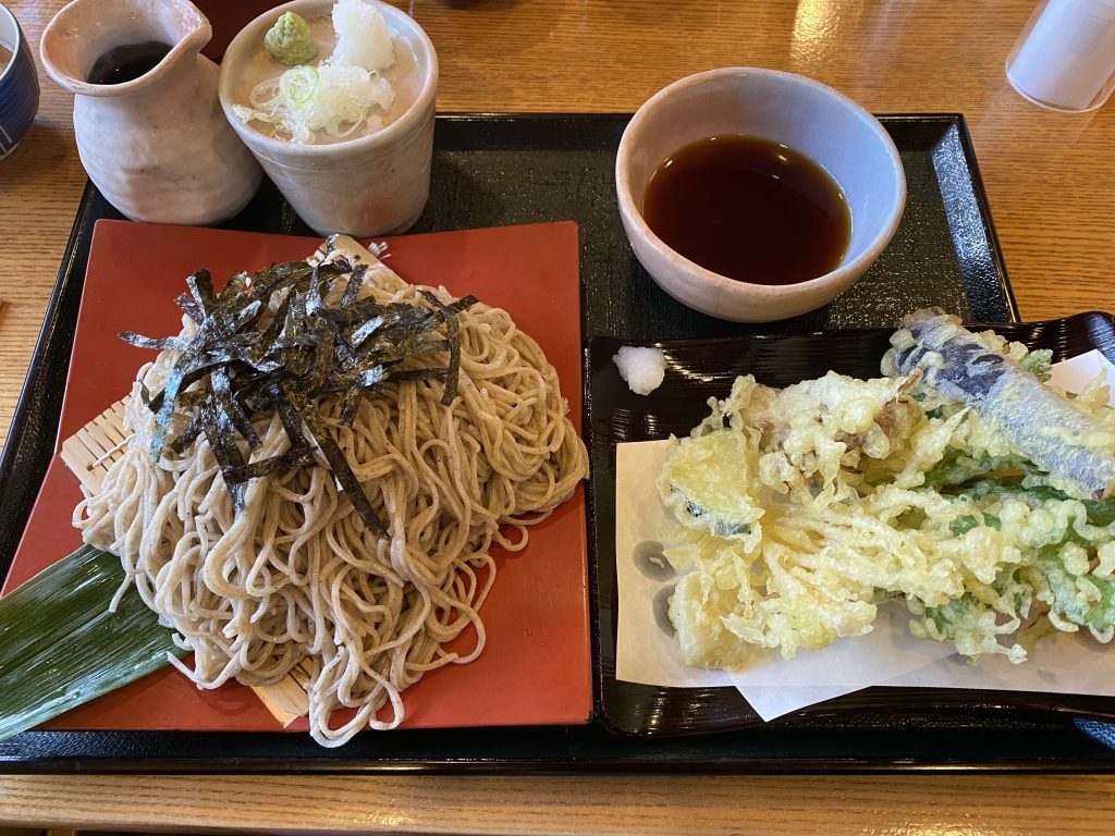 地粉そば処 みのりの野菜天ざるそば（大盛り）