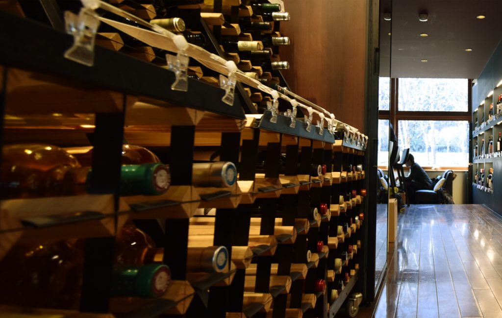 約300種類の自然派ワインが並ぶ