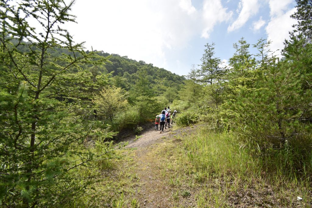 軽装で小浅間山を登る登山者