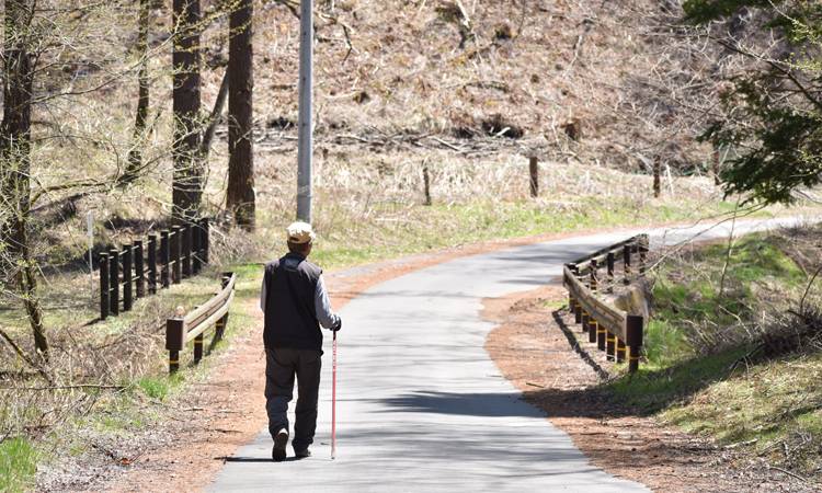 千ヶ滝せせらぎの道くだる男性